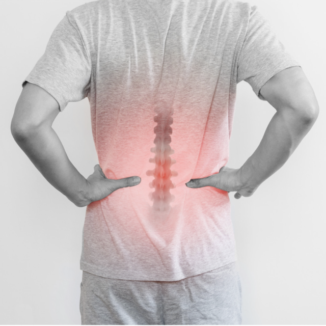 腰を押さえる人物の後ろ姿。腰の中央から下部にかけて赤く表示され、腰痛を示している