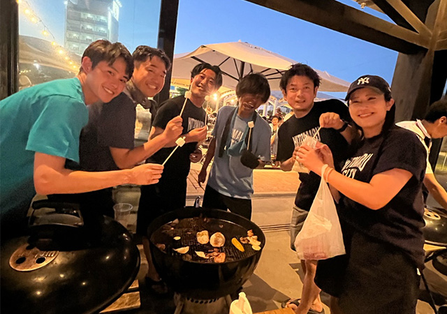 たちはら整形外科・肩とスポーツのクリニックスタッフでBBQをしている写真